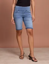 Bermuda de jean color celeste, con cintura elastizada y ruedo doblado.