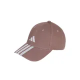 Gorra de béisbol Adidas color marrón con logo de la marca bordado en blanco en el frente y tres franjas blancas en la visera.