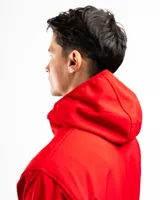 Campera negra con capucha y cierre frontal, de corte clásico y bolsillos laterales con cierre.