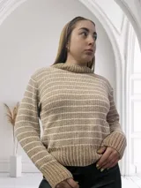 Sweater beige con rayas horizontales blancas, cuello alto y mangas largas.