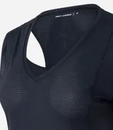 Remera deportiva negra de poliamida con mangas cortas, cuello redondo, textura y recorte cutout en la espalda con inscripción Active en rosa.