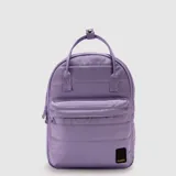 Mochila urbana de diseño acolchado en color negro, con compartimento principal y bolsillo frontal con cierre. Cuenta con asas superiores de mano y correas ajustables acolchadas. Incluye compartimento interior para notebook de 13 pulgadas y detalle de logo de la marca en la parte inferior.