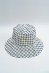 Gorro tipo bucket con diseño de cuadros vichy en tonos beige y azul.