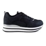 Championes urbanos Korium Nora, color negro con detalles en plateado. Presentan una suela de plataforma con rayas blancas y un diseño acolchado en la parte delantera.