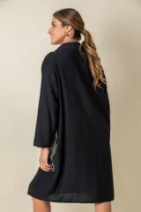 Túnica marrón de viscosa texturizada con cierre de botones, bolsillos laterales y detalle de rayas verticales en los bolsillos.