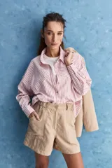 Short de tiro alto color marrón, con silueta relajada, bolsillos delanteros aplicados de gran tamaño, bolsillos traseros y cintura con presillas.