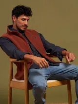 Chaleco verde musgo de micropolar con cierre frontal y bolsillos laterales.