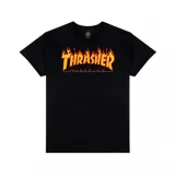 Remera negra de manga corta con el logo de Thrasher Magazine estampado en llamas en el pecho.