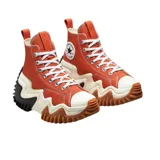 Championes Converse de caña alta con plataforma ondulada de diseño vanguardista. Presentan capellada de lona en color naranja, cordones blancos y suela de goma con relieve dentado en color negro y marrón.