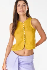 Top musculosa amarillo de lino italiano, con cuello redondo y cierre frontal de botones de nácar.