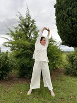 Pantalón de corte piyamero, con cintura ancha elastizada, bolsillos aplicados en la parte trasera y detalles en hilo al tono.