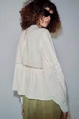 Camisa blanca de algodón de la ZW Collection con cuello redondo, manga larga abullonada terminada en puño y detalles de bordados a tono y entredoses.