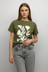 Remera de algodón de manga corta y cuello redondo, con estampado floral en el pecho.
