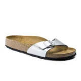 Sandalia Birkenstock modelo Madrid Birko Flor, color plateado, con una tira superior ajustable con hebilla metálica.