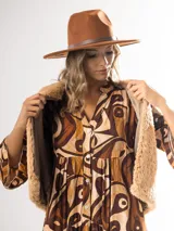 Chaleco de pelo sintético color marrón claro.