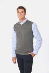 Chaleco tejido de hilo de algodón en color azul marino, con cuello en V y diseño clásico.