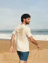 Remera verde militar de manga corta con cuello redondo y pequeño estampado en el pecho.