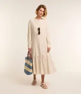 Vestido chemise midi de corte camisero, con escote en pico y botonadura frontal parcial. Presenta mangas 3/4 y un diseño de rayas verticales en tonos claros.