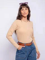 Remera blanca de manga larga con cuello redondo y frunces verticales en el centro.