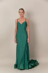 Vestido largo de lycra verde tornasolado con dorado, escote corazón, espalda con breteles cruzados y falda amplia con cola.
