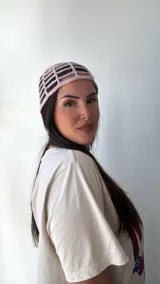 Gorro de crochet con diseño calado de rejilla, color rosa brillante.