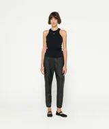 Musculosa negra de algodón orgánico con corte entallado, cuello redondo acanalado y logo de minirayas en el pecho.