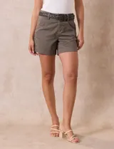 Short negro de algodón, marca One Five One. Pretina con pasadores, botón y cierre. Delantera con bolsillos. Botón en bolsillos traseros. Incluye cinturón trenzado negro.