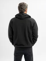 Campera de felpa negra con capucha, cierre frontal completo y bolsillos laterales. Diseño liso con puños y ruedo acanalados.