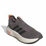 Championes urbanos Adidas tipo slip-on, color gris con detalles en negro y naranja. Confeccionados en tejido knit transpirable, cuentan con una entresuela Cloudfoam para mayor amortiguación y comodidad.