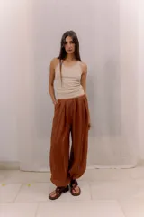 Pantalón tipo bombacha color marrón terracota, de corte ancho y relajado, con cintura elástica y bolsillos laterales.