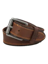 Cinturón de cuero marrón con pespuntes en color naranja claro y hebilla metálica de estilo envejecido. Incluye grabado de las iniciales "RKF" en la punta del cinturón.