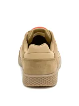 Sneaker Caterpillar modelo Pause Retro T-Toe, color butternutt (marrón claro/camel), con capellada de gamuza y detalles en naranja. Presenta suela de goma con textura de panal en el borde y logo de Caterpillar grabado en la entresuela.