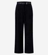 Pantalón de vestir estilo sastre, de corte recto y tiro medio. Presenta pliegues discretos en la parte delantera, perneras amplias y cierre clásico. Incluye un cinturón fino con hebilla metálica.