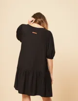 Vestido corto rojo de lino con escote bote y mangas abullonadas.