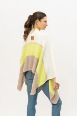 Ruana tejida de punto en algodón, color blanco con detalles en verde y beige.