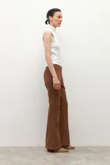 Leggings de tiro alto confeccionados en tejido símil gamuza color tostado, con diseño de pierna acampanada y costuras decorativas a la altura de la rodilla.