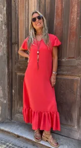 Vestido largo color rojo con escote en V, mangas cortas con volados y falda con volado en el ruedo.