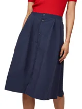 Falda midi azul marino de corte evasé, con botones frontales a lo largo de toda la prenda y logo de la marca bordado en el ruedo.