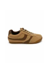 Zapatillas Musto de estilo urbano, confeccionadas en gamuza sintética de color tostado con detalles en marrón oscuro, cordones al tono y suela de goma flexible.