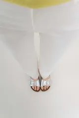 Sandalias plateadas con hebilla metálica, plantilla anatómica y base marrón.