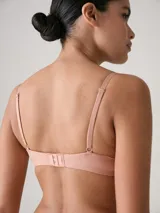 Soutien con aro y copas sin relleno, color beige, confeccionado en microfibra suave de efecto invisible con breteles ajustables y cierre trasero.