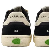 Championes urbanos Cariuma Catiba Pro 2.0, color negro con logo lateral en blanco y suela color crema.