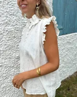 Aros colgantes con forma de hojas, realizados en bronce y alpaca, con pernos y cierres mariposa de plata 925.