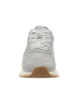 Zapatillas de cuero nobuk en color gris con cordones y suela de plataforma con detalle de crepe y suela dentada.