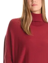 Polera de tejido de punto con cuello alto, corte oversize y mangas largas con puños elastizados.