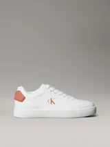 Zapatillas urbanas Calvin Klein de diseño clásico cupsole, color blanco con detalles en salmón, confeccionadas en piel lisa, con suela de TPU flexible y cordones tradicionales.