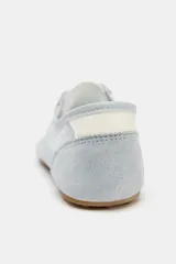 Zapato tipo blucher plano color celeste, con combinación de texturas y detalle de pespuntes.