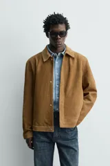 Sobrecamisa regular fit de ante color marrón, con cuello solapa, manga larga y cierre frontal de botones ocultos.