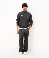 Pantalón de corte regular gris oscuro con diseño de raya diplomática fina y bordado localizado. Confeccionado en poliéster con viscosa, cuenta con cintura elástica.