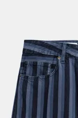 Jeans de tiro medio y corte recto, con diseño de rayas verticales en tonos de azul. Cuenta con trabillas, cinco bolsillos y cierre frontal con cremallera y botón metálico.